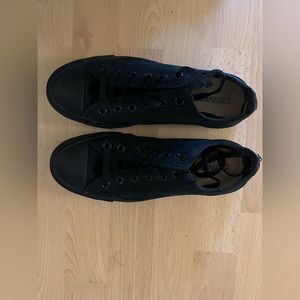 Converse Low top All black - Women’s size 8